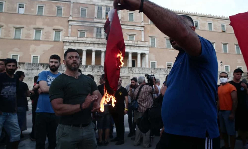 Έκαψαν τουρκικές σημαίες στη συγκέντρωση για τη Γενοκτονία των Ποντίων